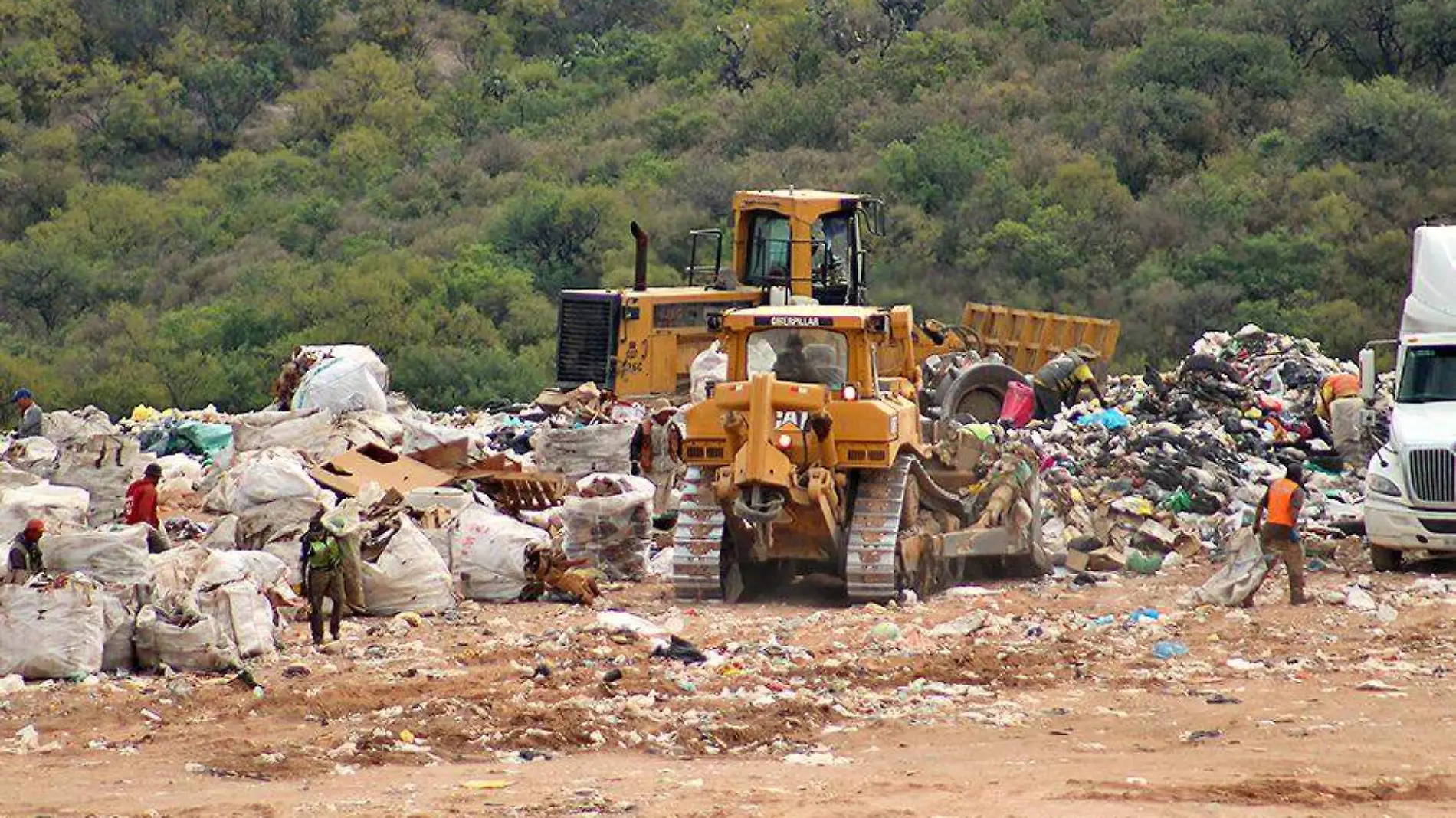 personas trabajando en basurero